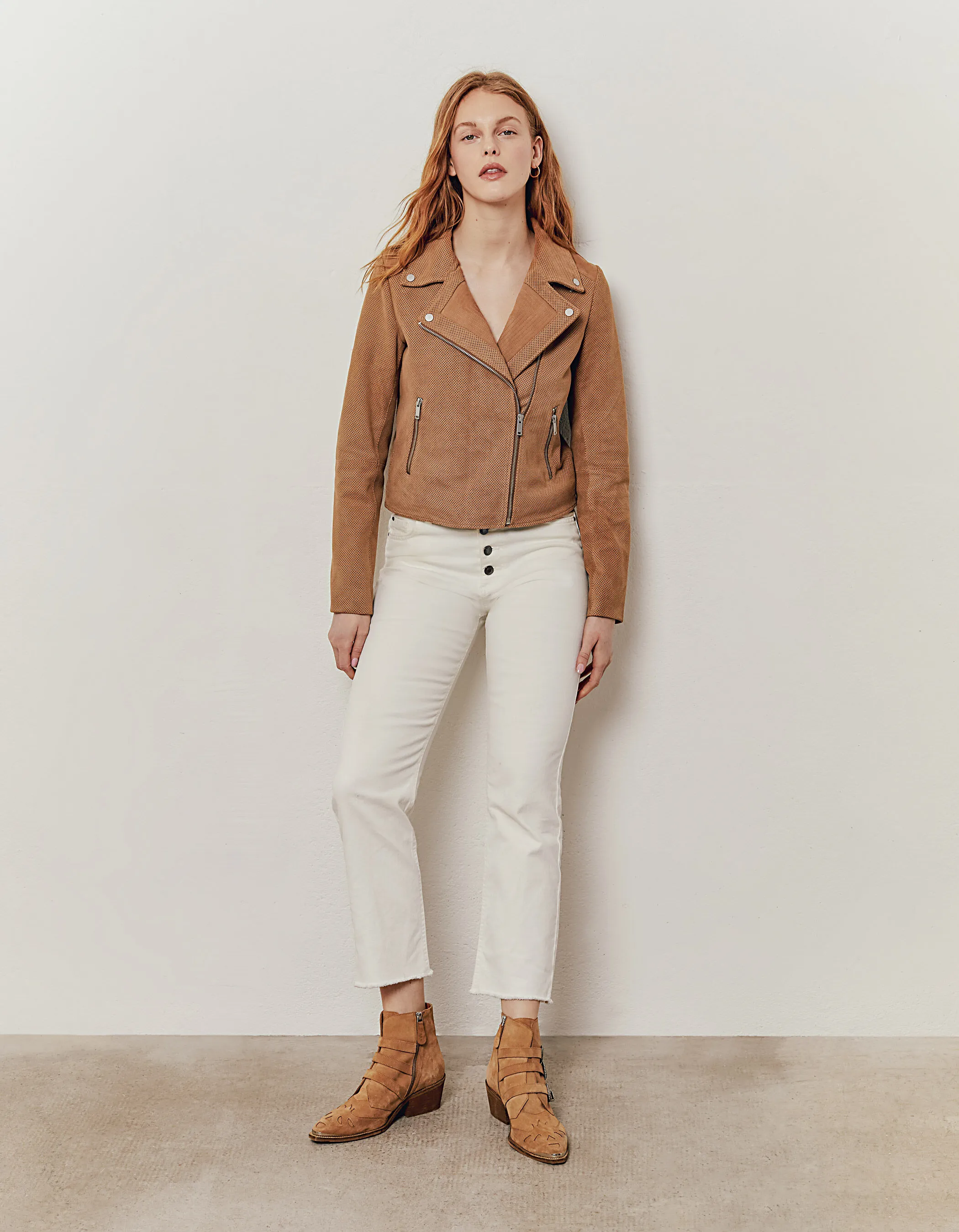 Blouson court beige en velours de chèvre perforé femme