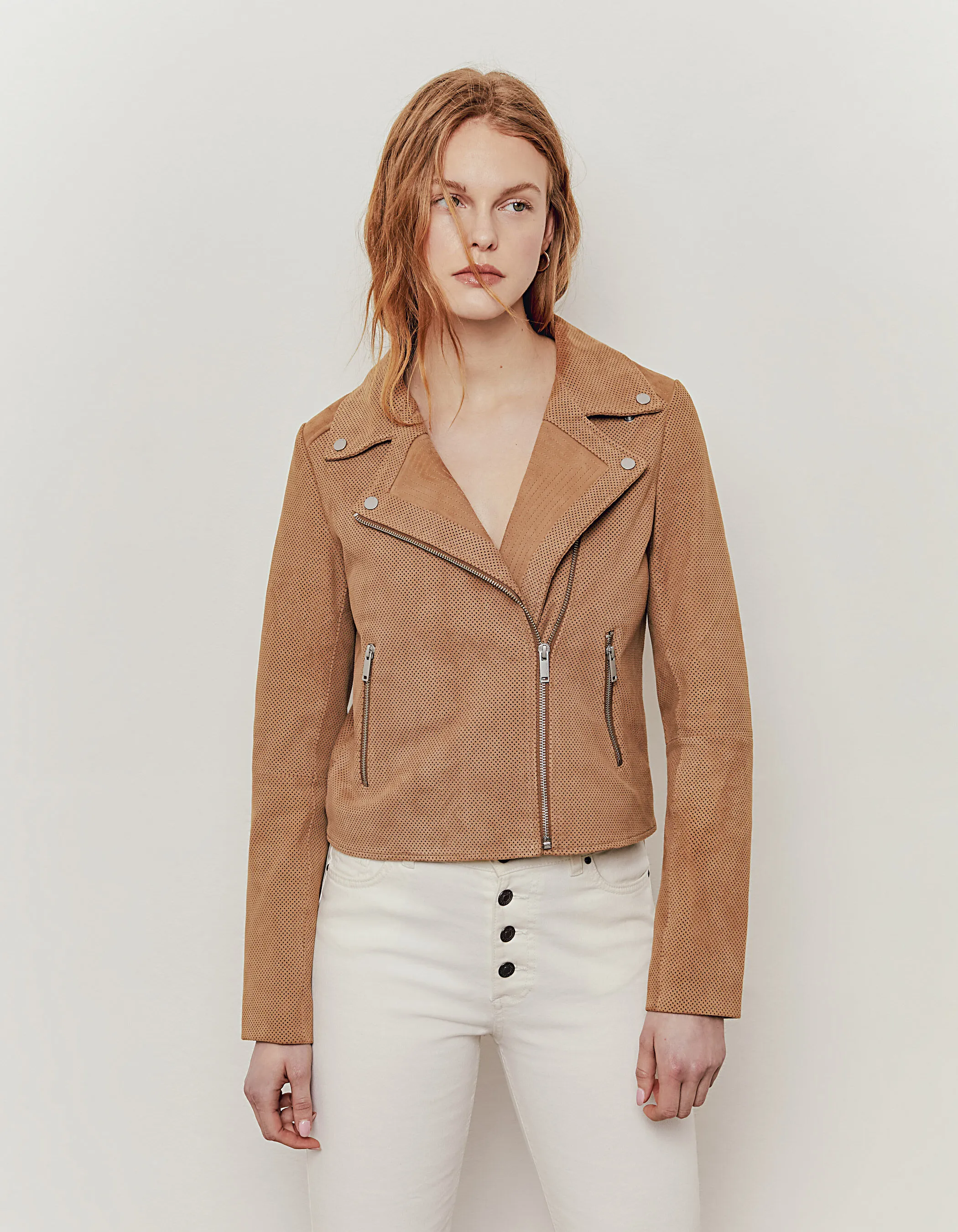 Blouson court beige en velours de chèvre perforé femme