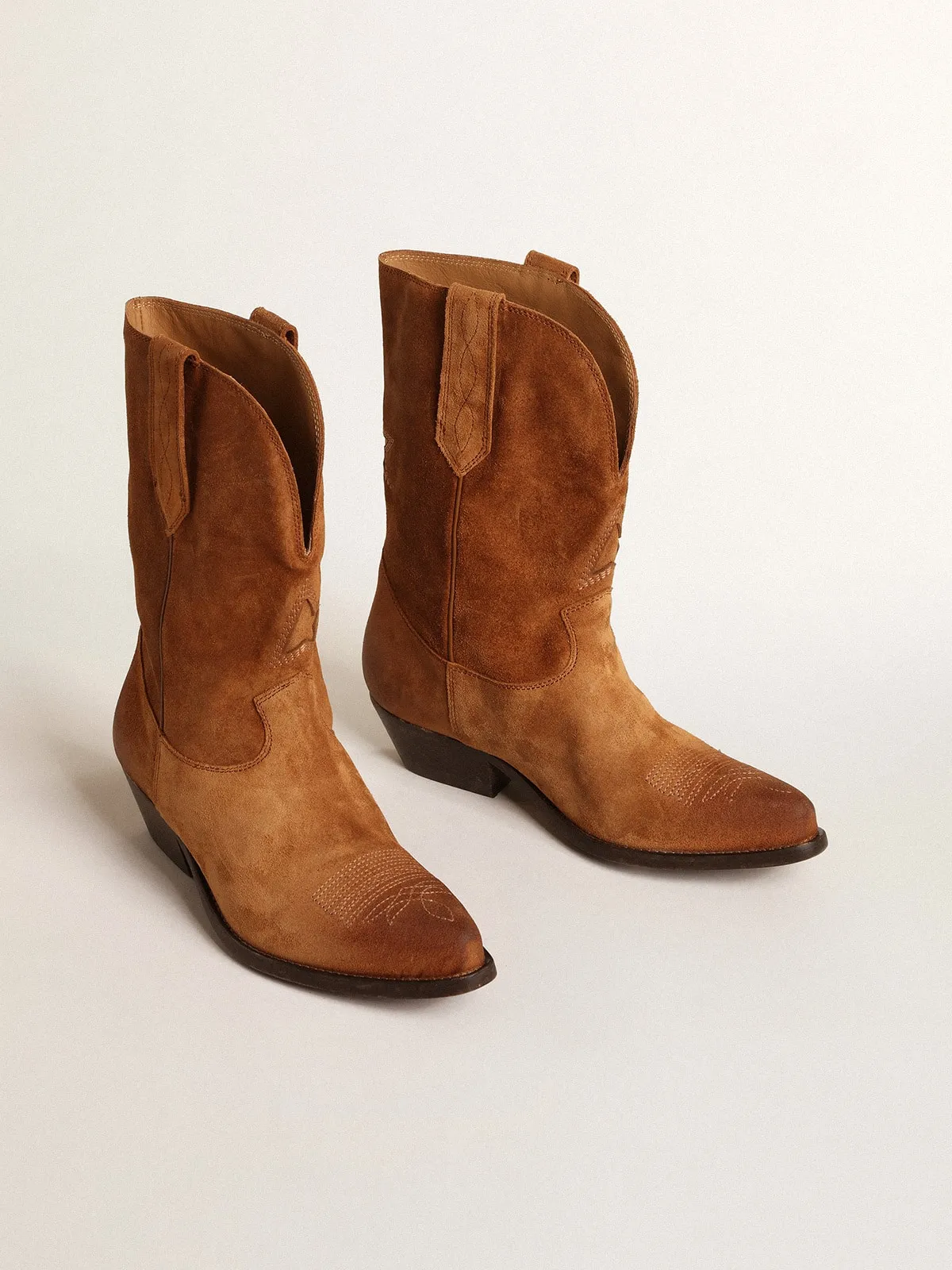 Bottes basses Wish Star en daim couleur cognac avec étoile incrustée | Golden Goose