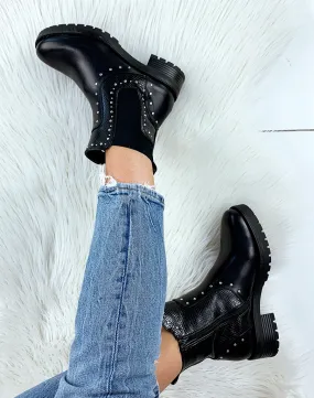 Bottines noires ornées de clous