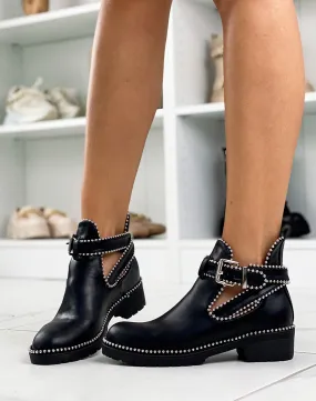 Bottines noires ouvertes ornées de clous