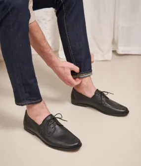 Mocassin à lacet en cuir noir pour hommes : l'homme arrogant