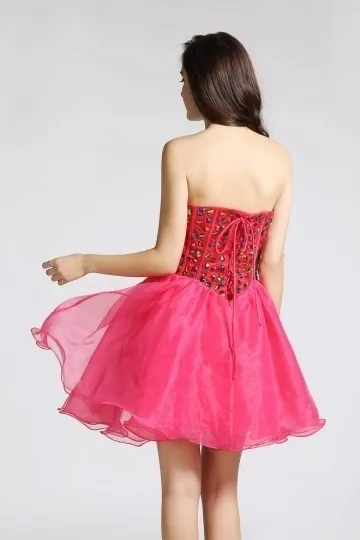 Robe de fête rose bonbon embellie de strass