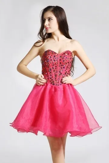 Robe de fête rose bonbon embellie de strass