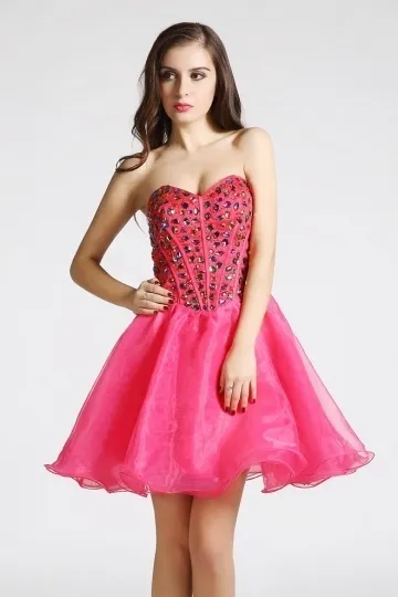 Robe de fête rose bonbon embellie de strass