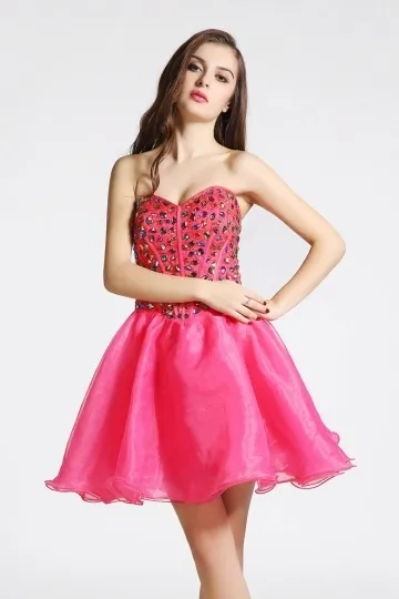 Robe de fête rose bonbon embellie de strass