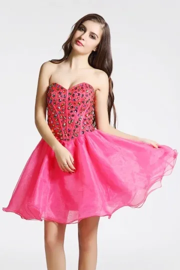 Robe de fête rose bonbon embellie de strass