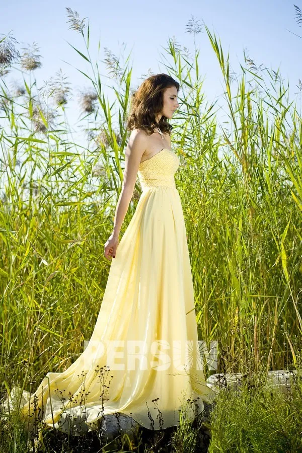 Robe de soirée bustier jaune en mousseline ornée de bijoux